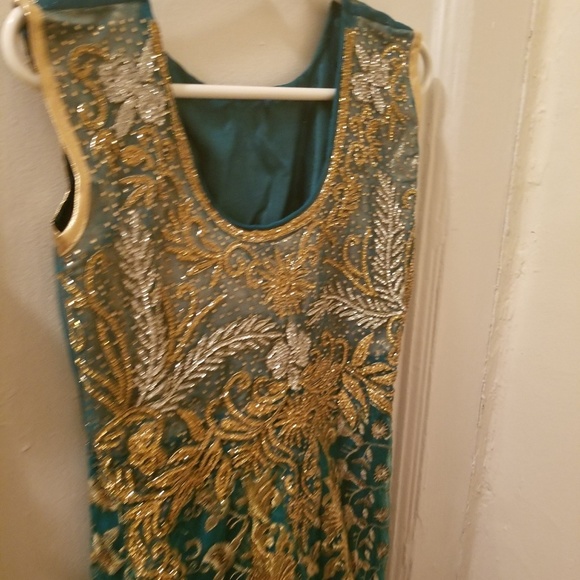 I am selling girls dress. - Picture 4 of 8